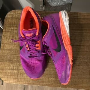 Women’s 9.5 Nike Tennis Shoes